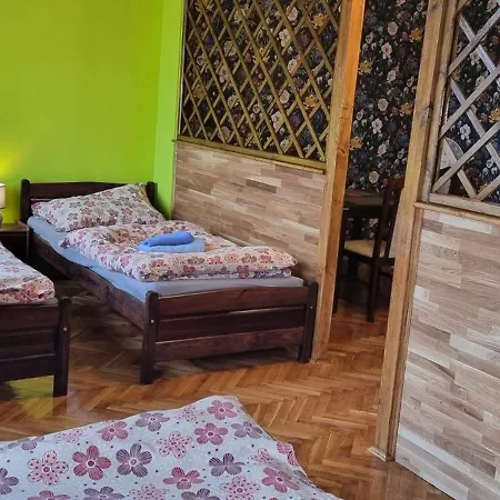 8 Hotel *