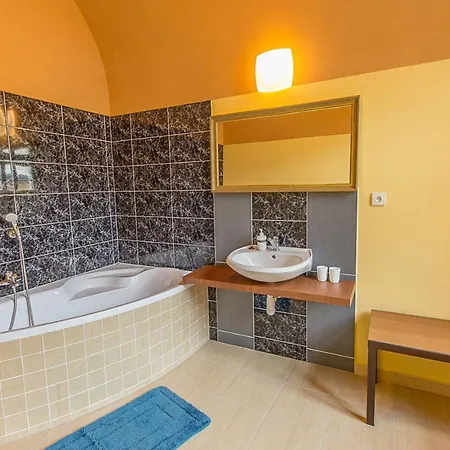 Hotel 8 *