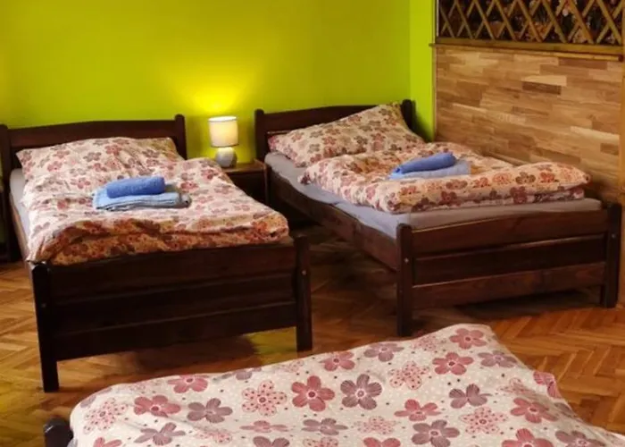 8 Hotel *