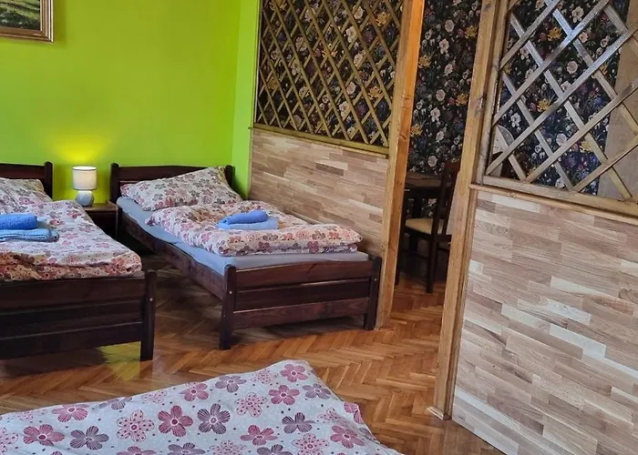 8 Hotel *