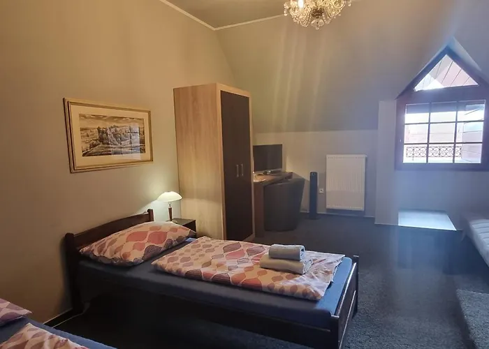 8 Hotel *